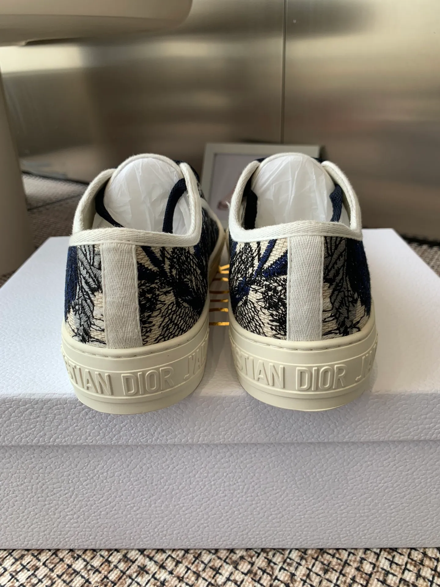 👟👟Ex-factory price 480👟👟 New color Dior Dior's new presbyopic embroidered canvas heighten thick-soled shoes, all details are consistent with the authentic ones ❗️Classic presbyopic with thick-soled series, fashionable and comfortable and also elongates the leg line, all original methods ❗️Original materials❗️ Classic embroidered presbyopic imported silk sheep lining, original cowhide lining for feet ❗️Refundable if not satisfied❗️ Code number 35-41 (40, 41 customized, non-returnable or exchangeable)